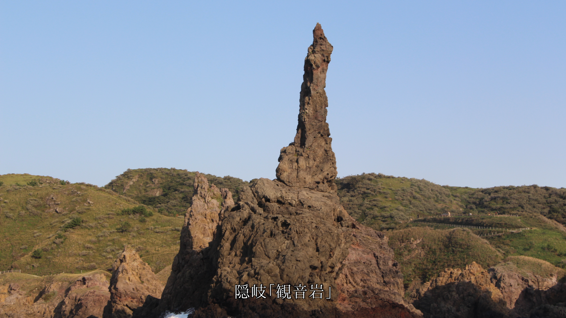 海岸で一本立ちで 起立している岩たち 強くて雄々しい