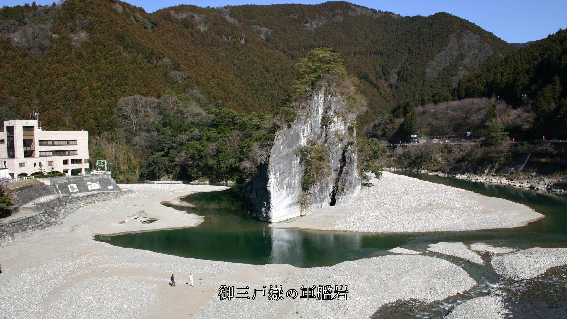 各地の軍艦岩と長崎の軍艦島 今は平和を願っている これからも