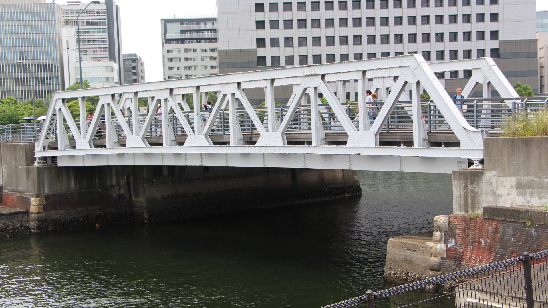 各地の多彩な色をした橋 車や人も 文化や歴史も 支えて来たんだね